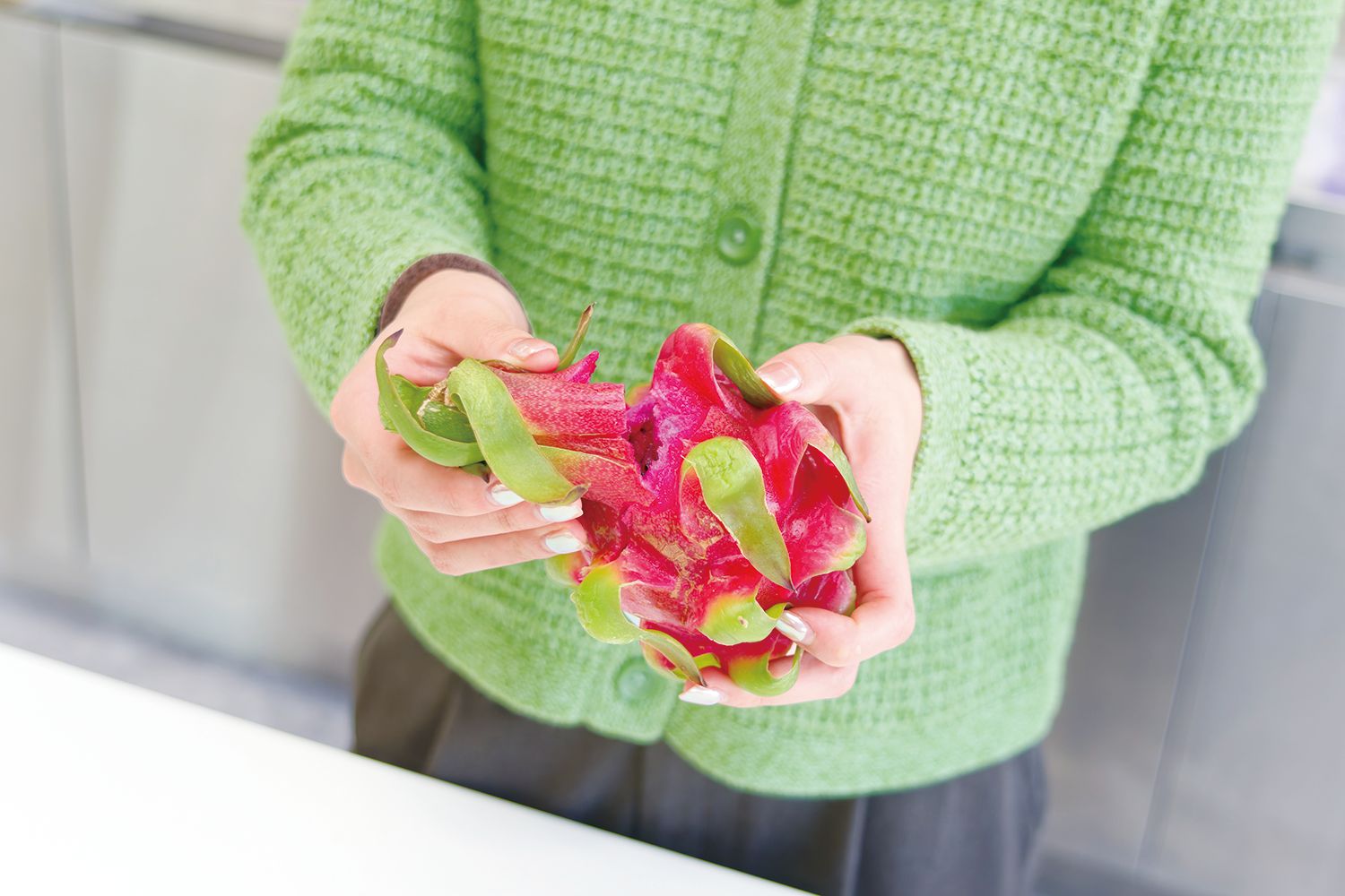 皮をむしり取る