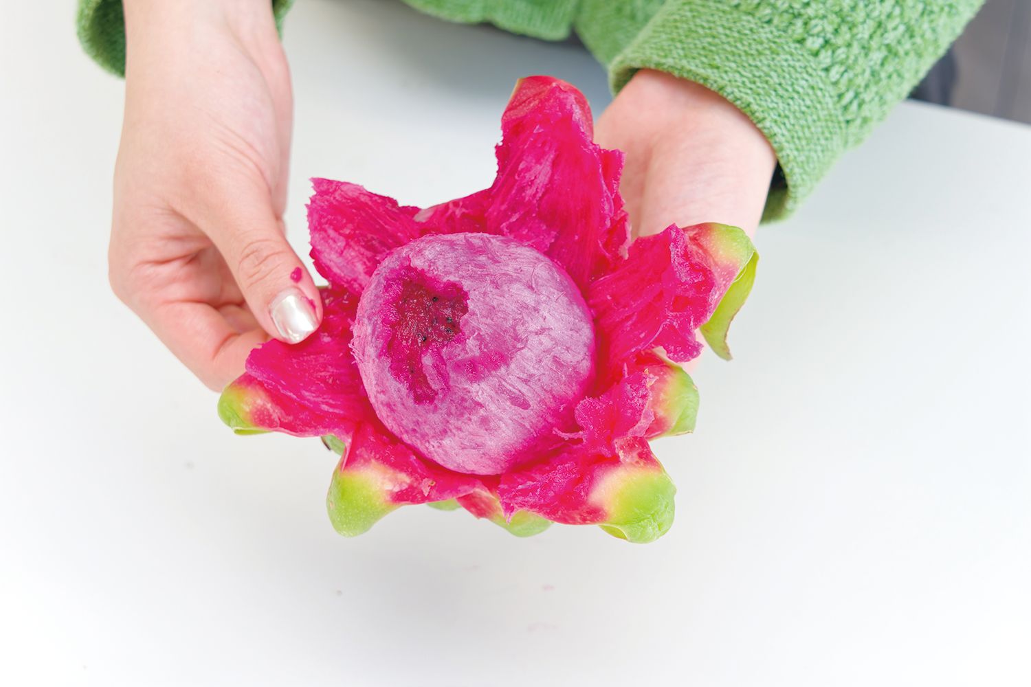 手で皮をむいたドラゴンフルーツ