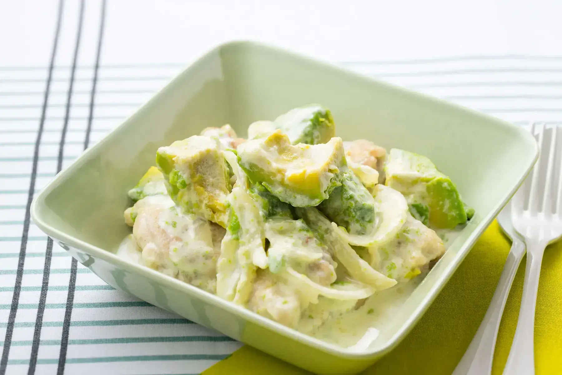 アボカドとチキンのクリーム煮