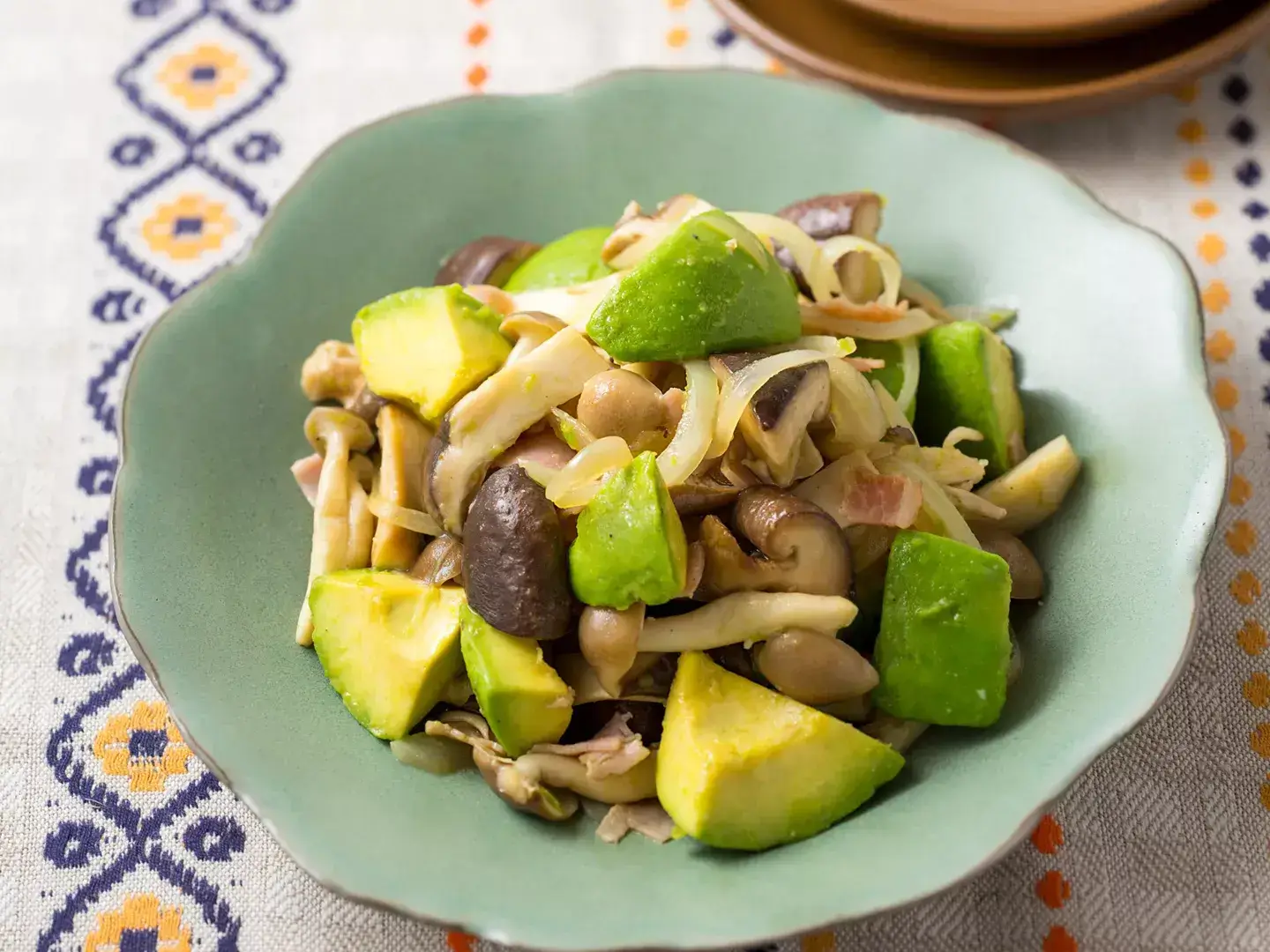 アボカドときのこのホットサラダ