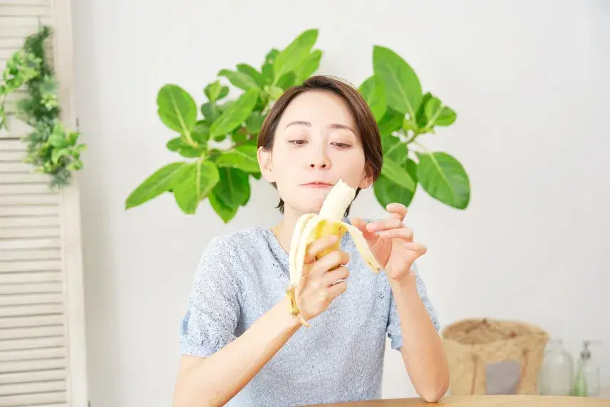 バナナ喫食シーン