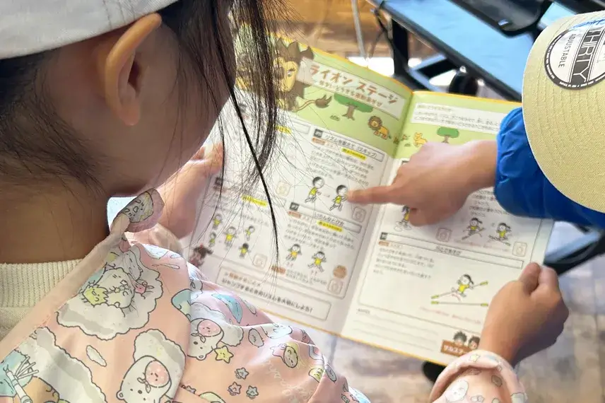 カラチャレドリルを使用する子どもたち