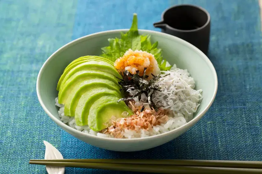 極撰アボカドしらす丼