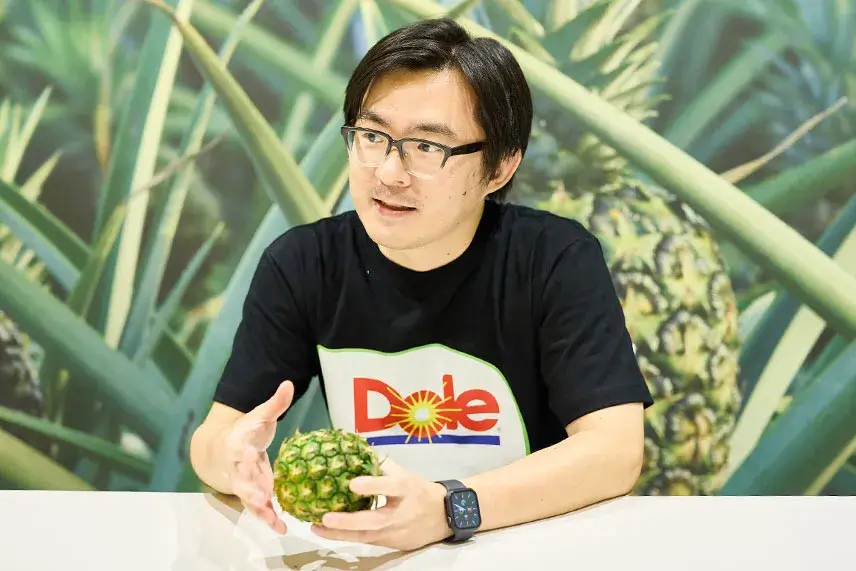 超小玉パインの魅力を語る佐々木さん
