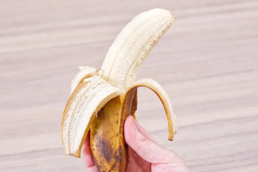 黒いバナナの皮を剝いたところ