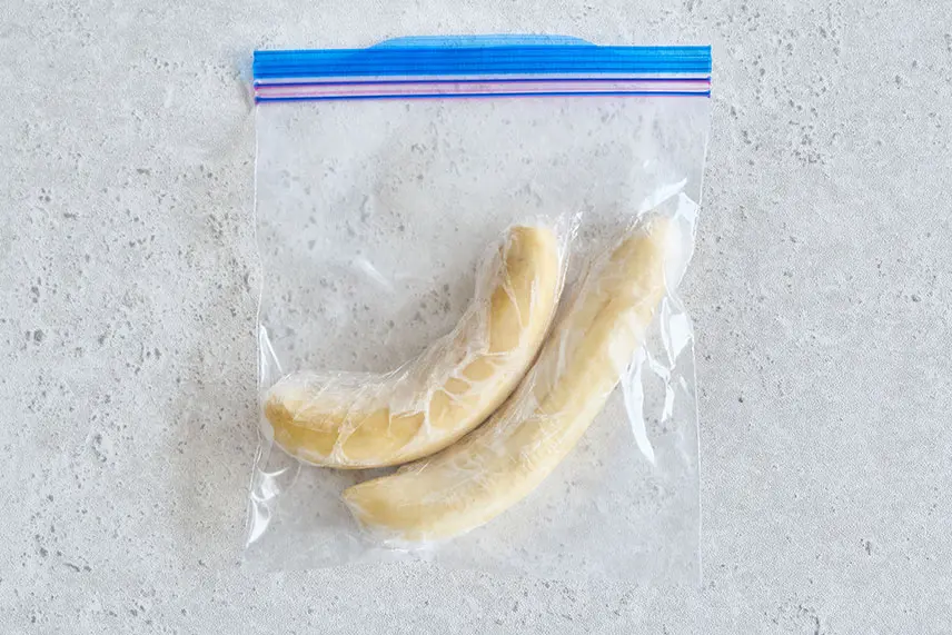 丸ごと冷凍保存したバナナ