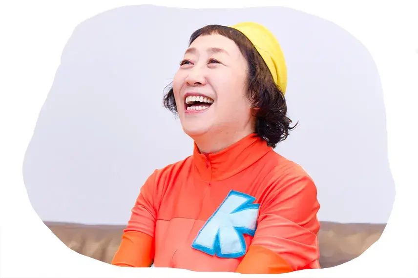 「ケロちゃん」こと増田(ますだ)裕子(ゆうこ)さん。2匹(ひき)のねこと暮(く)らしている