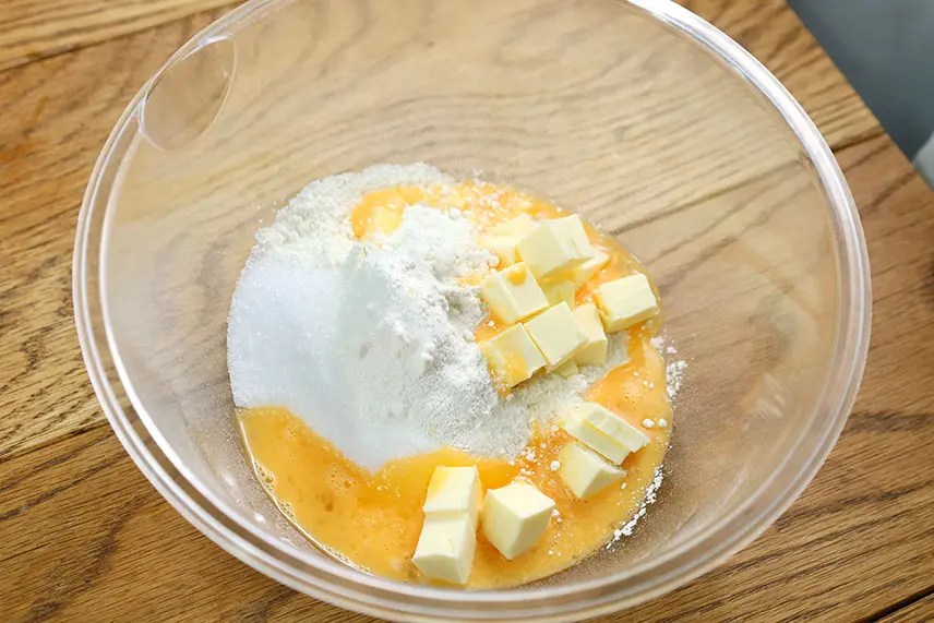 タルト生地の材料をボウルに入れる