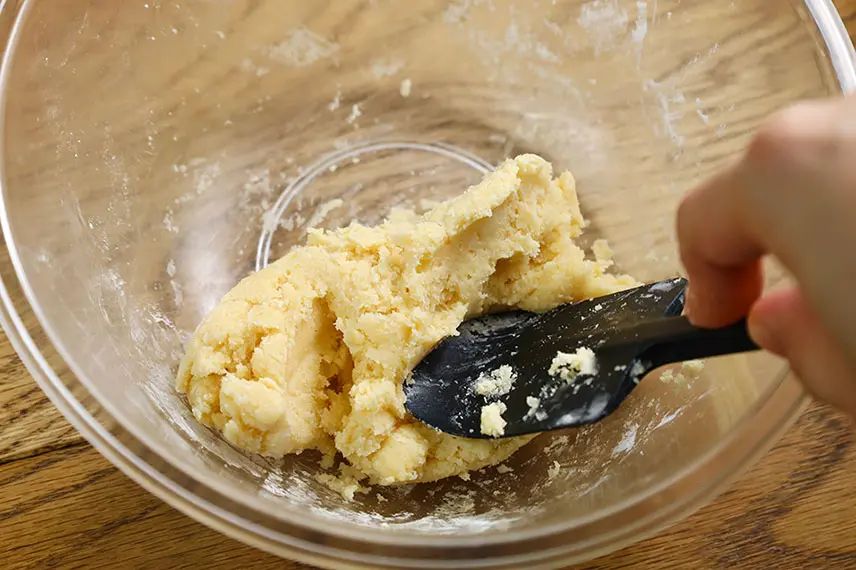 タルト生地を練る