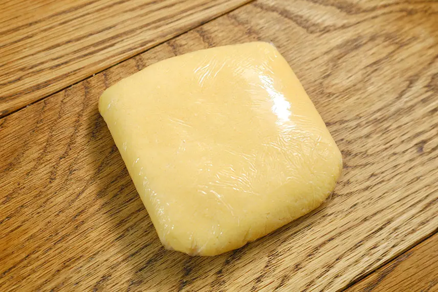 タルト生地をラップに包んで寝かせる