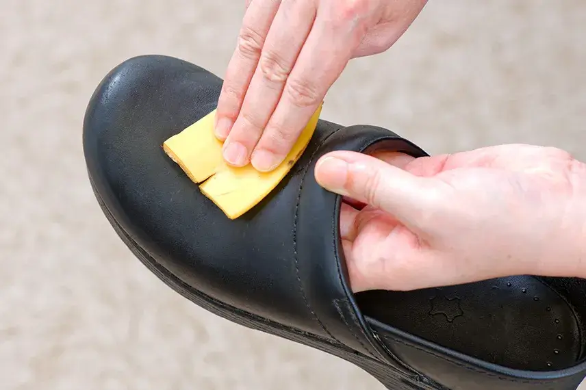 バナナの皮の活用法①:革製品をツヤツヤに!