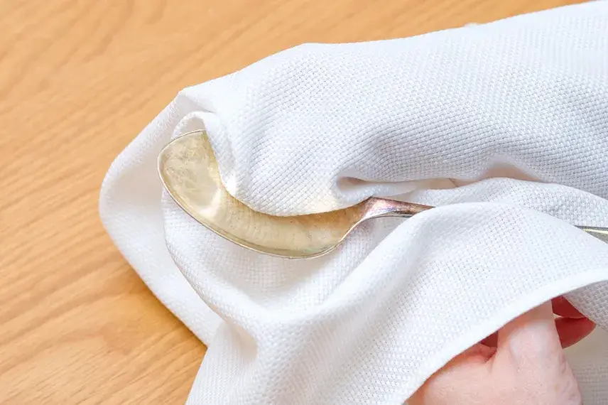 バナナの皮の活用法②:シルバー製品をピカピカに!