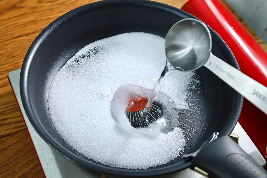 砂糖に水を加える