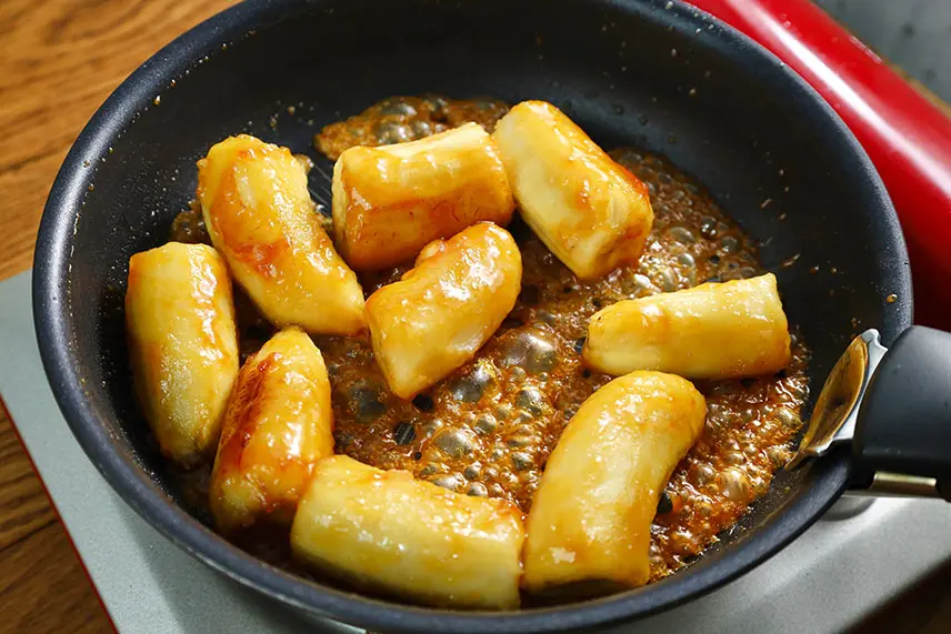 キャラメルをバナナに絡める