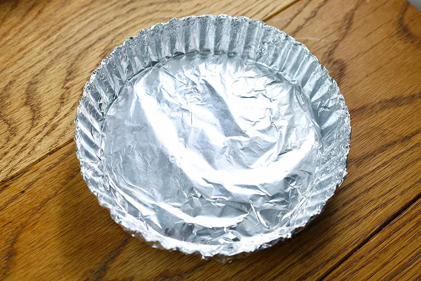 タルト型をアルミホイルで包む