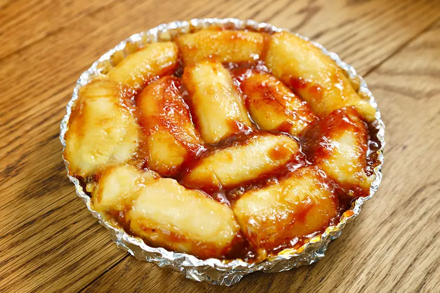 バナナをキャラメルごと型に敷き詰める