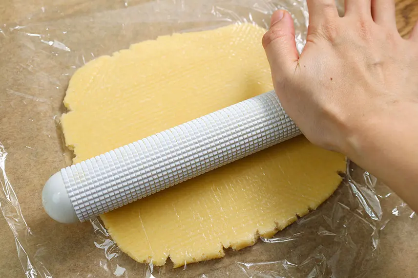 生地を麵棒で伸ばす