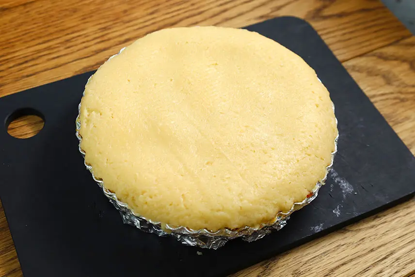 型にタルト生地を乗せ、余分な生地をカットする