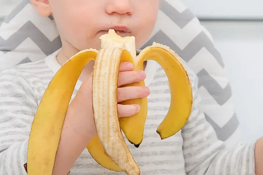 バナナを食べる乳児