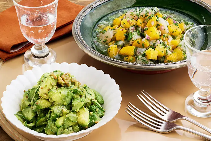 「マンゴーとホタテのエスニックマリネ」と「アボカドときゅうりの梅マスタードサラダ」
