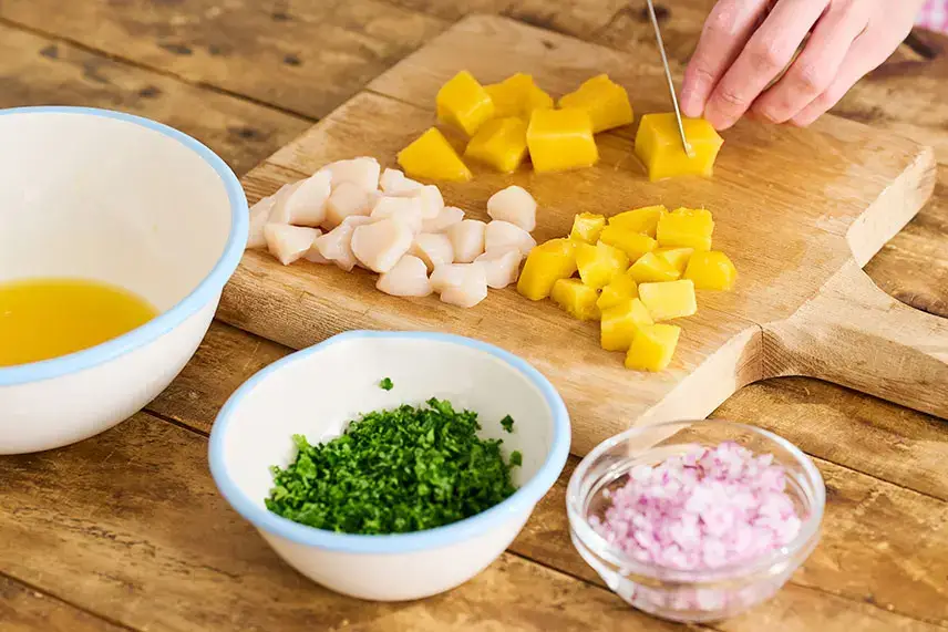 マンゴーとホタテのエスニックマリネの作り方①食材の下ごしらえをする