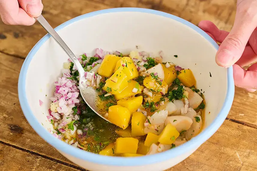 マンゴーとホタテのエスニックマリネの作り方②食材と調味料を和える