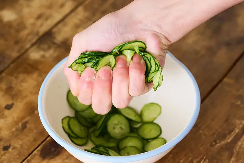 アボカドときゅうりの梅マスタードサラダの作り方①きゅうりを塩もみにする