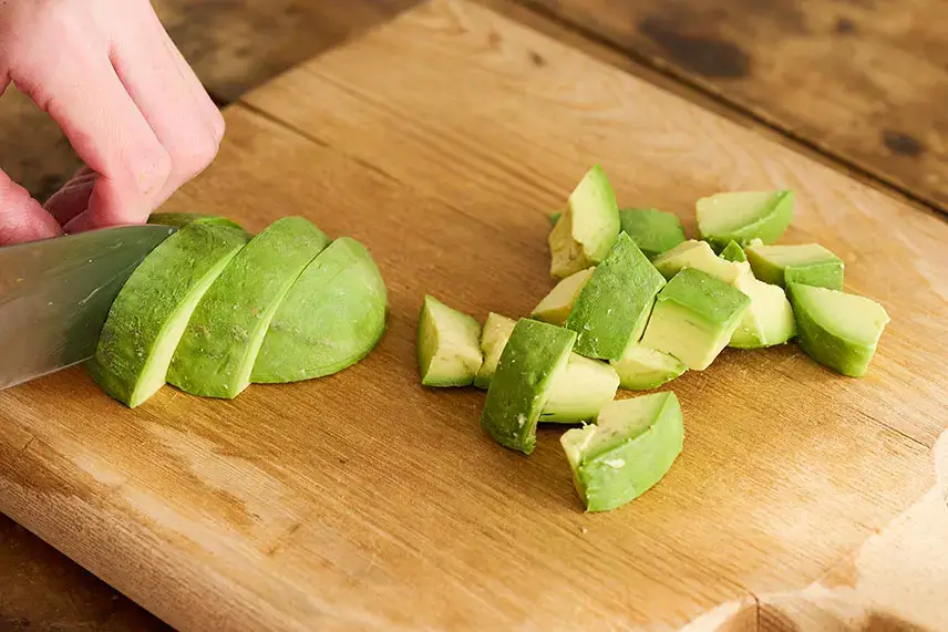 アボカドときゅうりの梅マスタードサラダの作り方②アボカドを切る