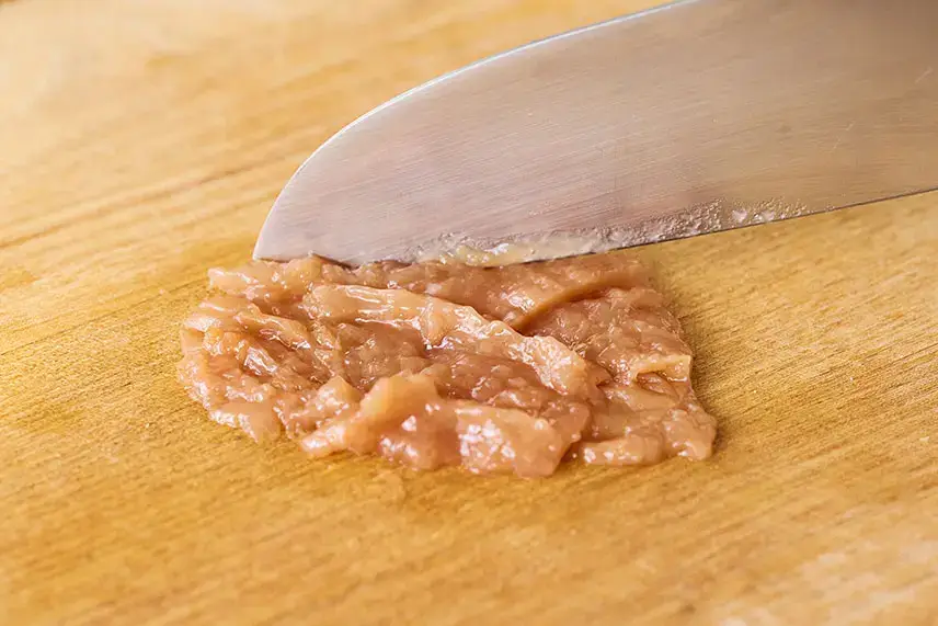 アボカドときゅうりの梅マスタードサラダの作り方②梅干しを叩く