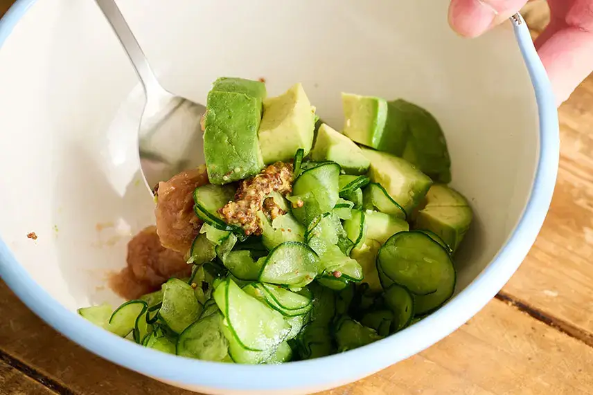 アボカドときゅうりの梅マスタードサラダの作り方③食材と調味料を和える