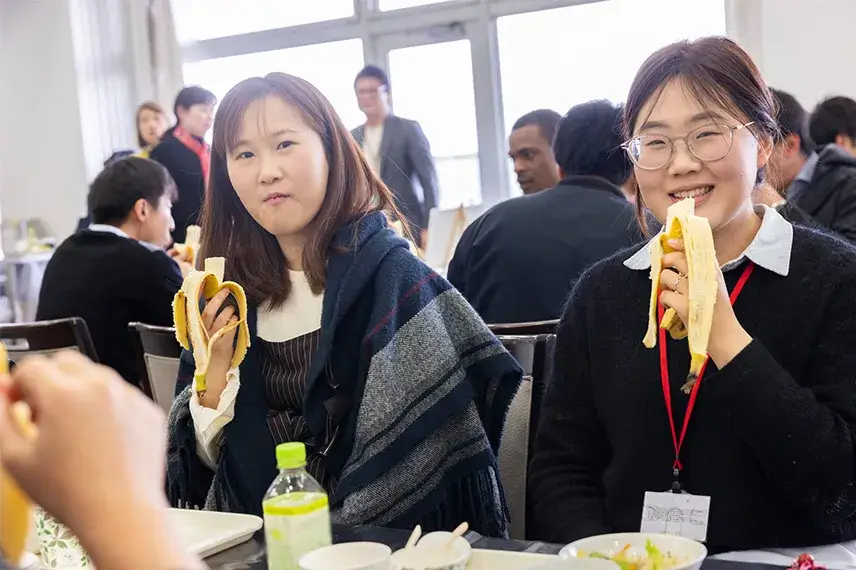 バナナを食べる社員のみなさん