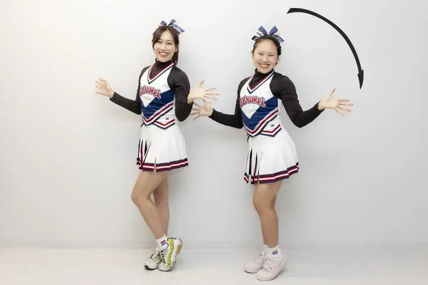 続いて左手も同じように手を下ろします。