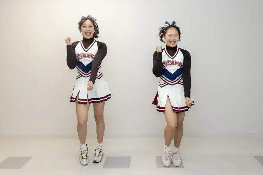 腕を左右互い違いに上下に振りながら、左を向き、次に正面、そして右を向きます。