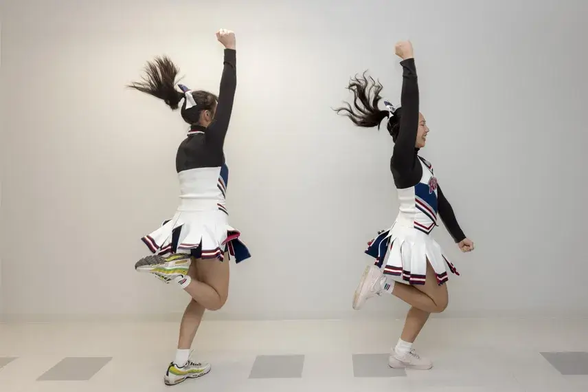 腕を大きく上下に振り、飛び跳ねながら回ります。