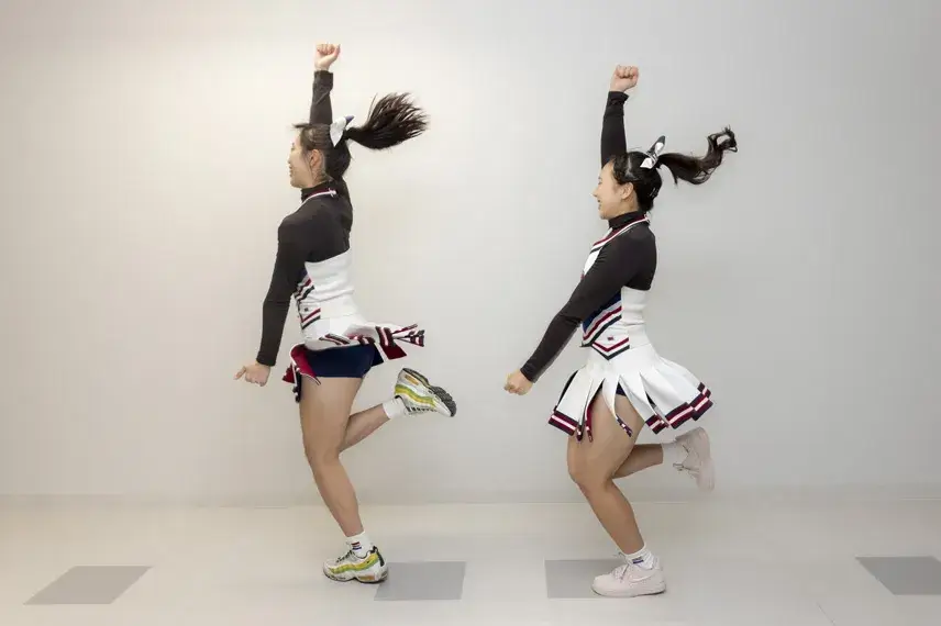 もう一度、腕を大きく上下に振り、飛び跳ねながら回ります。