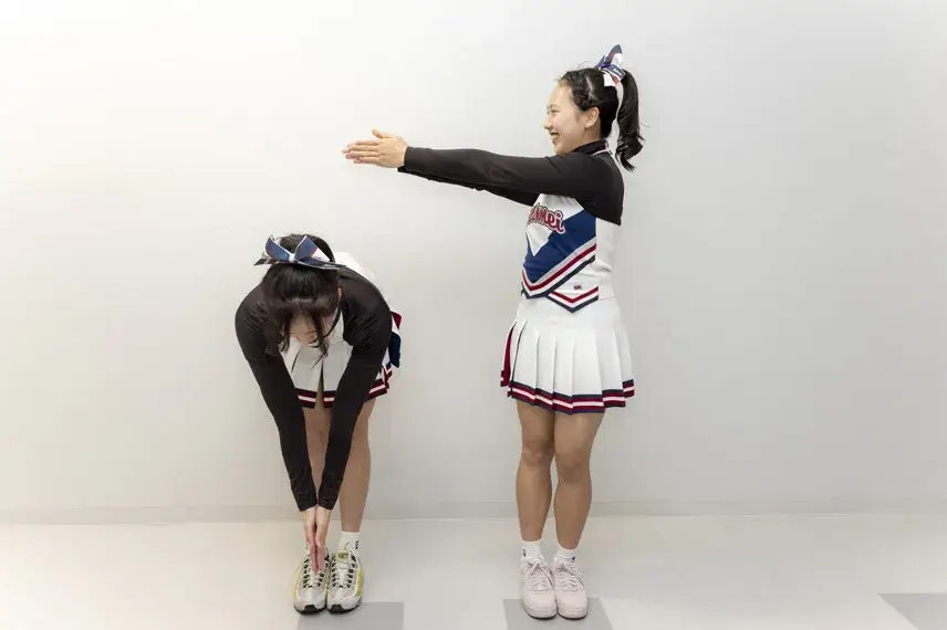 腕を前に伸ばして右に向き