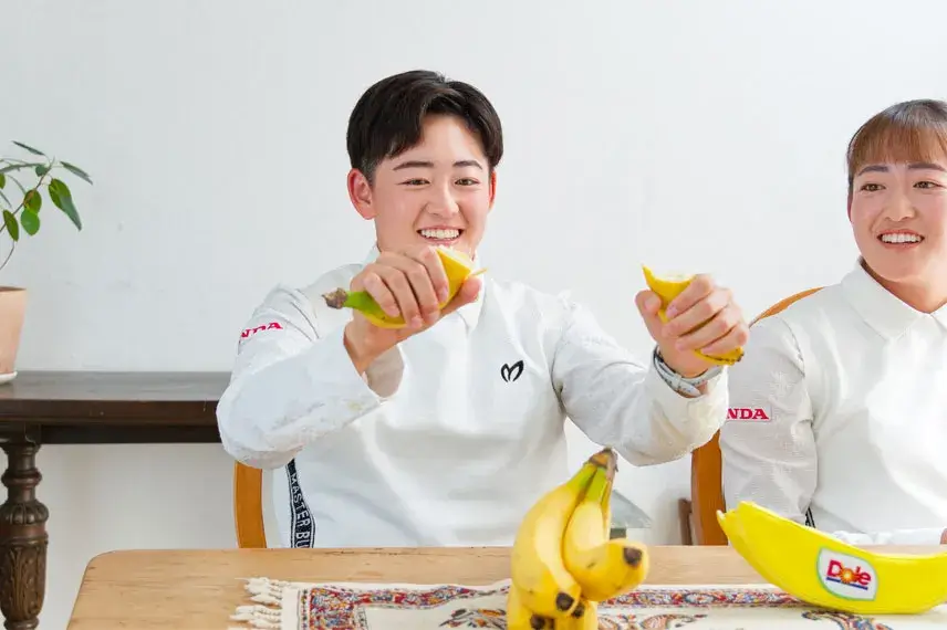 バナナをスパッとふたつに割る