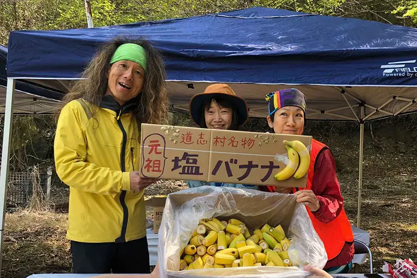 塩バナナを提供する福田先生