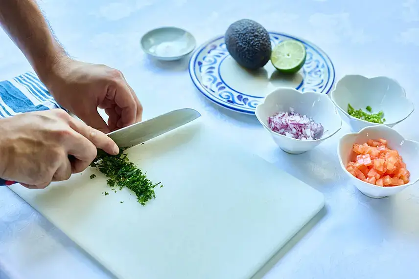 ワカモレの作り方①│食材をカットする