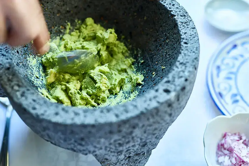 ワカモレの作り方②│アボカドを粗くつぶす