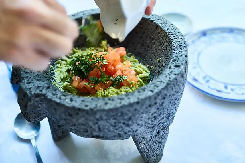 ワカモレの作り方③│アボカドに食材を加える