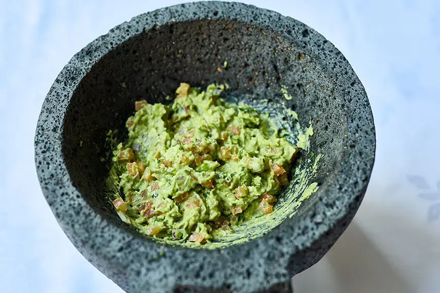 ワカモレの作り方④│ライムと塩で味付けをして完成！