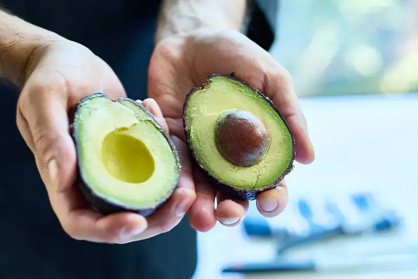 半分に切ったアボカド