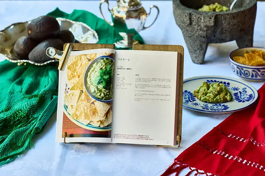 アボカドを使ったレシピが多数掲載された大使館公式レシピBOOK「メキシコのキッチンから和の食卓へ」
