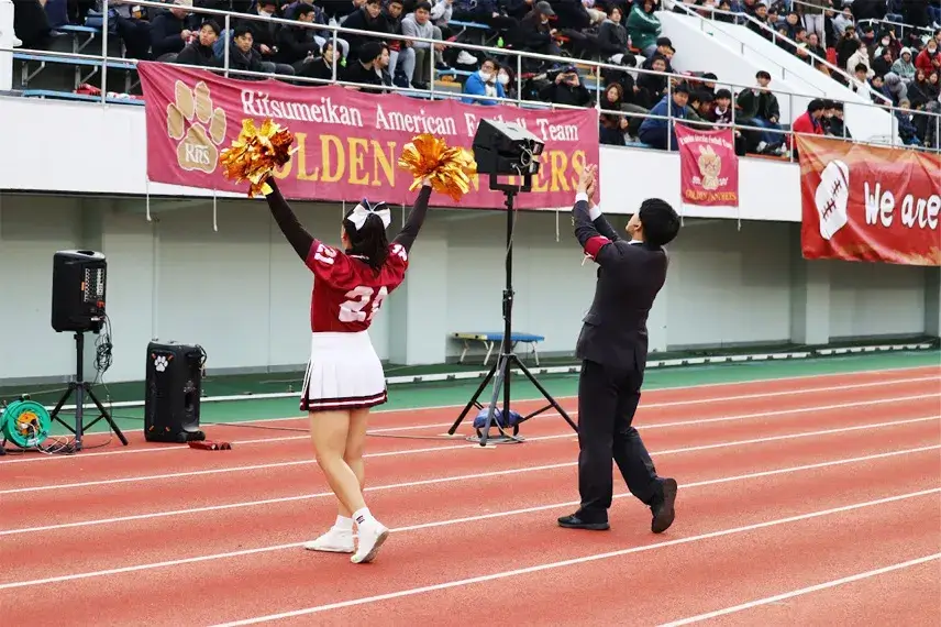 観客席をのせる立命館大学応援団