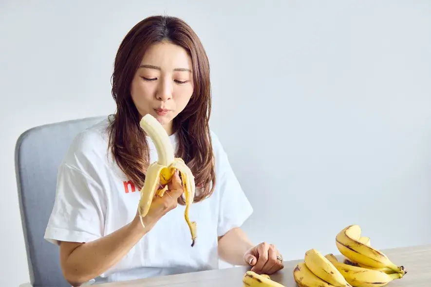 もったいないバナナを食べる竹脇まりなさん
