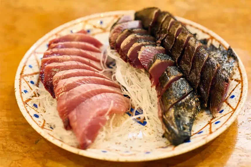 カツオの刺身と藁焼きタタキ