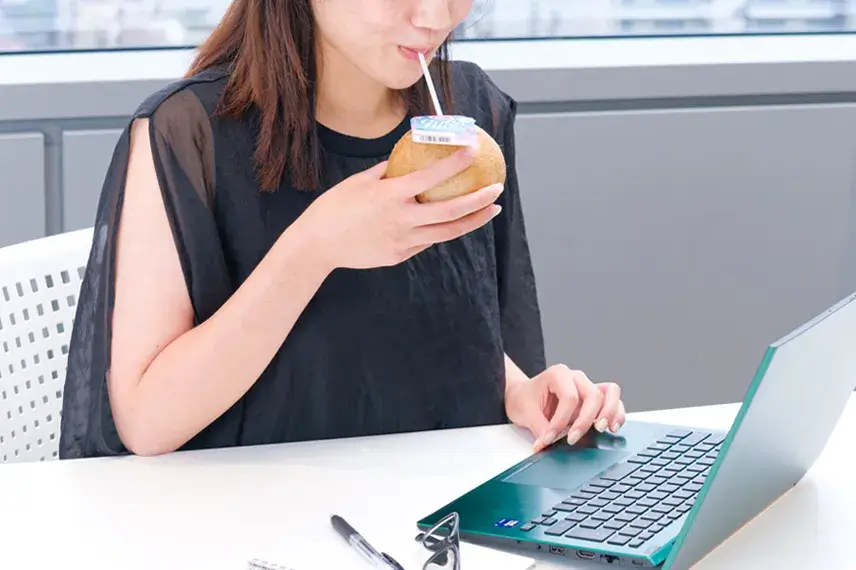 仕事の合間にココナッツブレイク