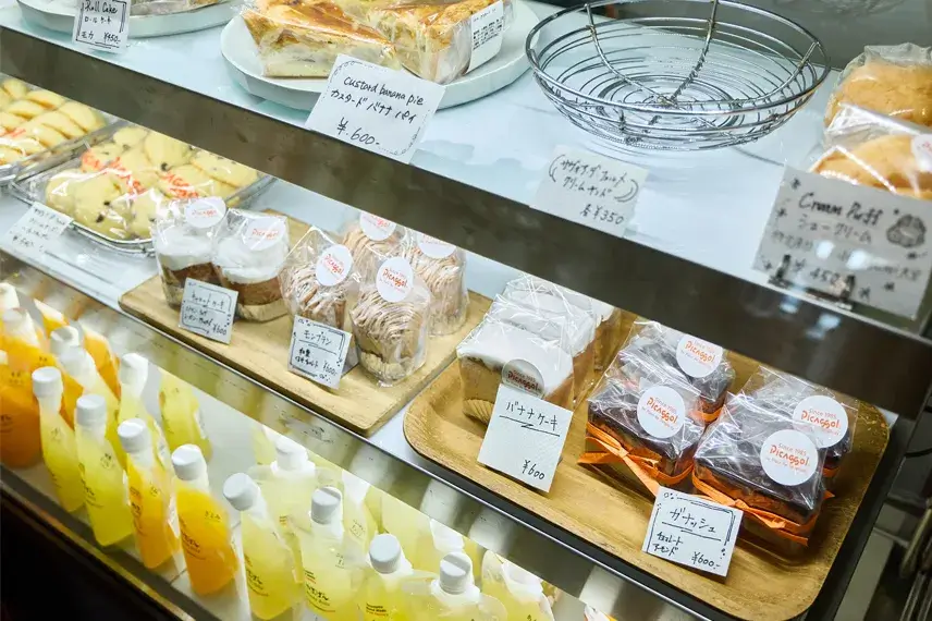 冷蔵ケースに並ぶバナナケーキ