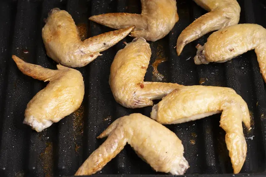 手羽先はしっかり塩こしょうし、魚焼きグリルで中まで火を通す。
 
